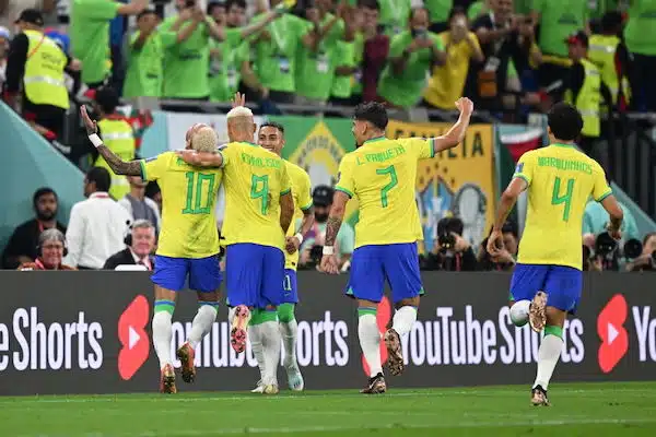 Brasilia vakuuttavalla tavalla jatkoon - ottelun jälkeen nähtiin hieno ele Brasilia vakuuttavalla tavalla jatkoon – ottelun jälkeen nähtiin hieno ele