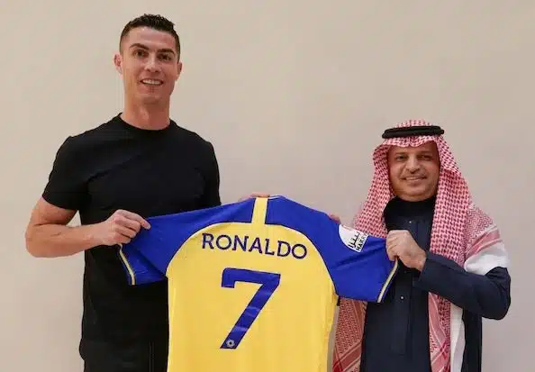 Saudiliikemies pulitti poskettoman hinnan Cristiano Ronaldon ja Lionel Messin kohtaamisen lipusta Saudiliikemies pulitti poskettoman hinnan Cristiano Ronaldon ja Lionel Messin kohtaamisen lipusta
