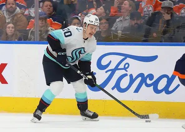 Suomalaishyökkääjä tykitti huikean maalin NHL:ssä - ”H*lvetin hyvä laukaus” Suomalaishyökkääjä tykitti huikean maalin NHL:ssä – ”H*lvetin hyvä laukaus”