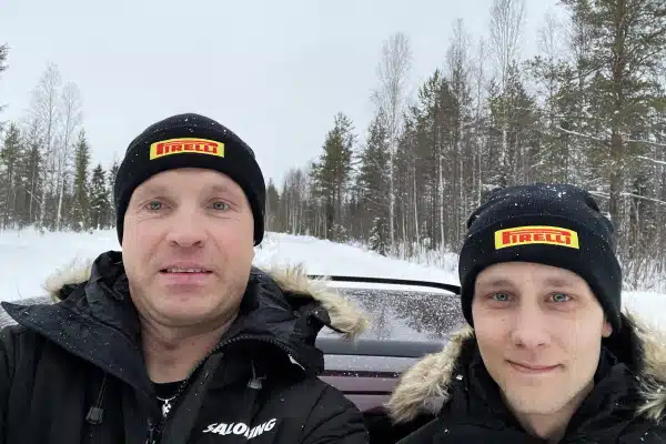 Suomalaiskuski intoa täynnä jälleen ralliauton rattiin – ”On hauskaa, kun päästään taas ajamaan”