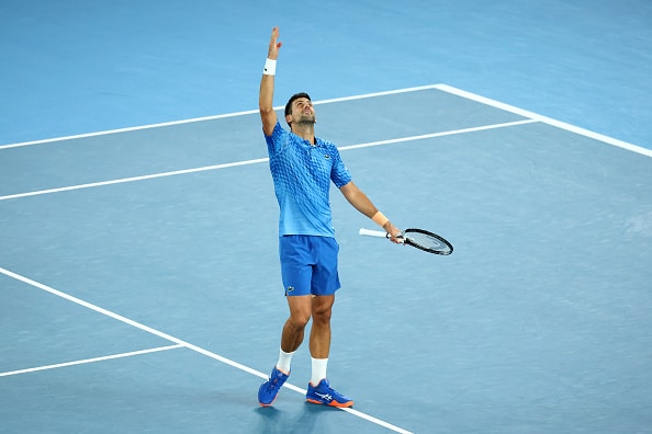 Novak Djokovic jatkaa ennätyksen tavoittelua – jälleen välieriin