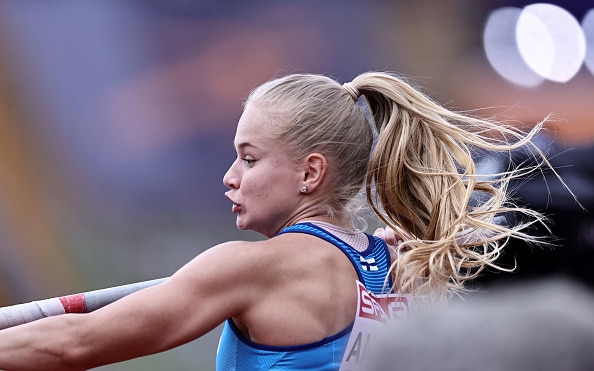 Saga Andersson kohensi seiväsennätystään Saga Andersson kohensi seiväsennätystään