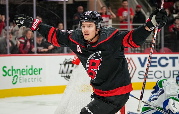 500 NHL-tehopisteeseen noussut Sebastian Aho ja Valtteri Puustinen johtivat suomalaisten NHL-kierroksen riemukulkua 500 NHL-tehopisteeseen noussut Sebastian Aho ja Valtteri Puustinen johtivat suomalaisten NHL-kierroksen riemukulkua
