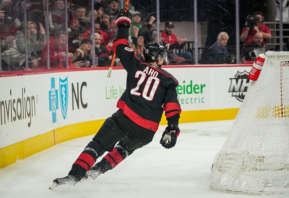 Sebastian Aholta kysyttiin miltä tuntui tehdä NHL-historiaa - vastaus oli hyvin suomalainen Sebastian Aholta kysyttiin miltä tuntui tehdä NHL-historiaa – vastaus oli hyvin suomalainen