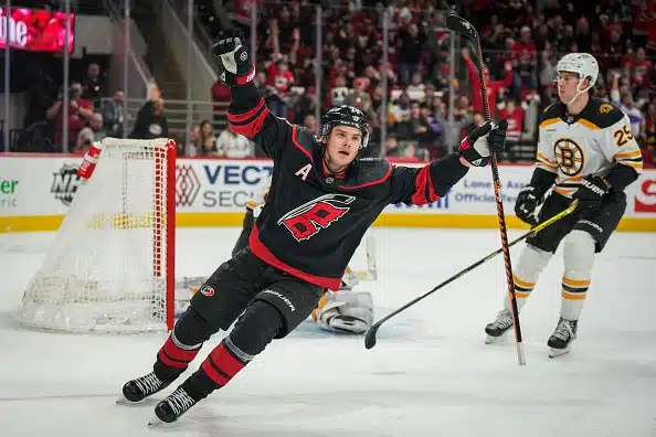 Puljujärvi, Teräväinen ja Aho - suomalaiset sahasivat upean maalin NHL:ssä Puljujärvi, Teräväinen ja Aho – suomalaiset sahasivat upean maalin NHL:ssä