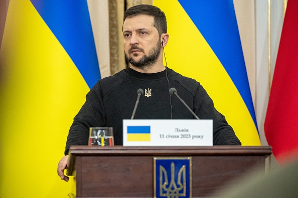 Volodymyr Zelenskyilta tiukka sanoma KOK:lle – ”Jokaisen venäläisurheilijan neutraali lippu on veren tahrima”
