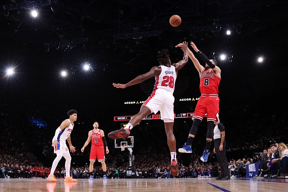 Chicago Bulls voitti Pariisin NBA-ottelun tähtiloiston keskellä Chicago Bulls voitti Pariisin NBA-ottelun tähtiloiston keskellä