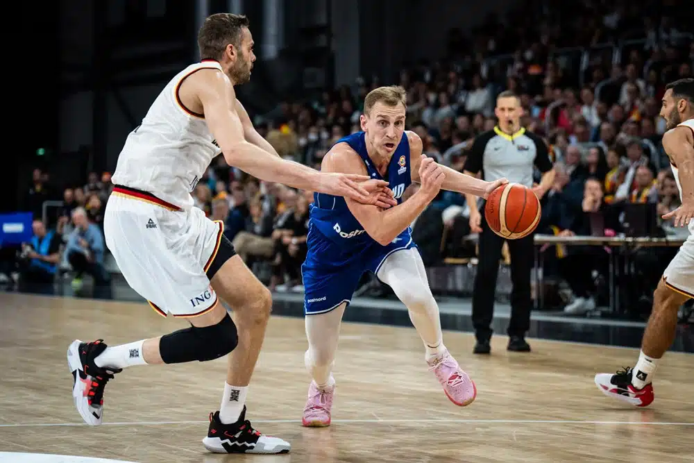 Susijengin laituri vaihtaa seuraa - ura jatkuu Espanjassa Susijengin laituri vaihtaa seuraa – ura jatkuu Espanjassa