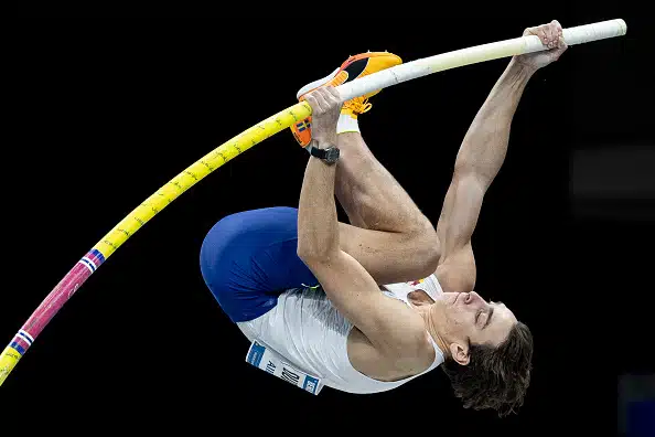 Armand Duplantis teki sen taas – maailmanennätys uusiin korkeuksiin