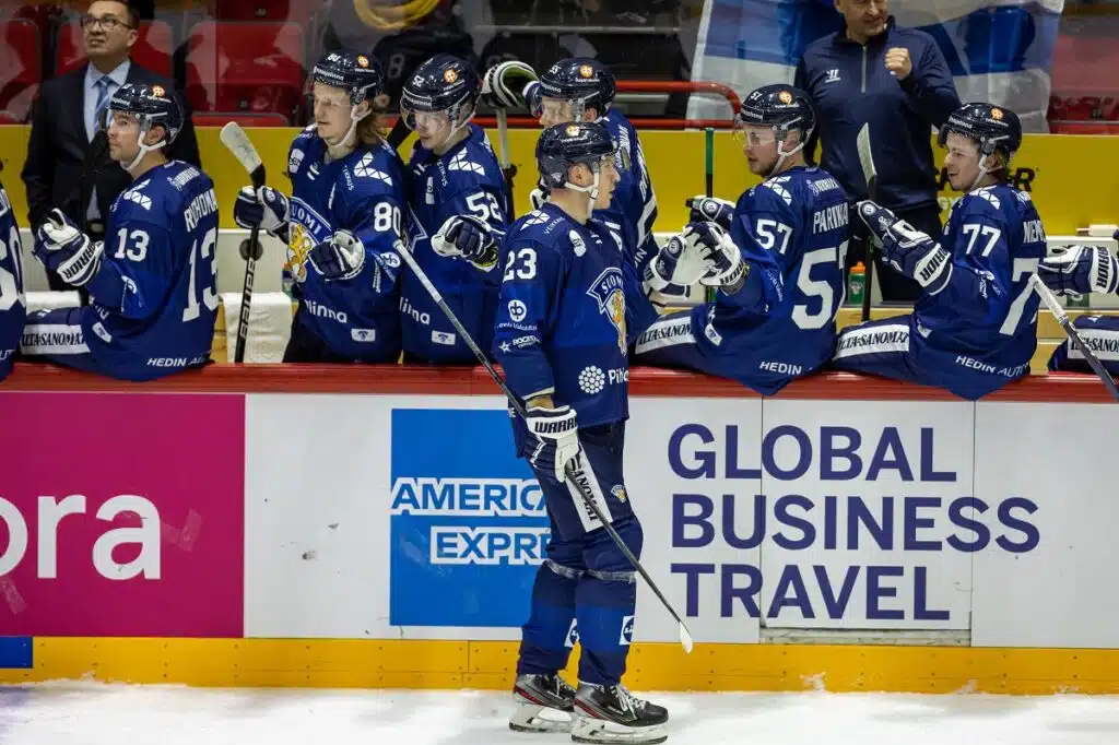 Oliko Leijonilla turha jääkiekkopeli 17 000 katsojan edessä? Oliko Leijonilla turha jääkiekkopeli 17 000 katsojan edessä?