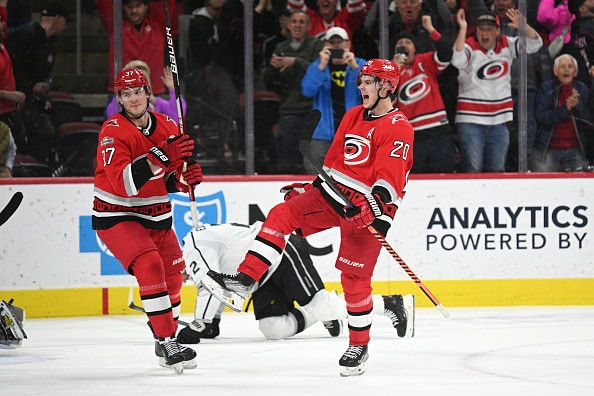 Sebastian Aho kävi verisenä pukukopissa - palasi ja sivalsi upean maalin Sebastian Aho kävi verisenä pukukopissa – palasi ja sivalsi upean maalin