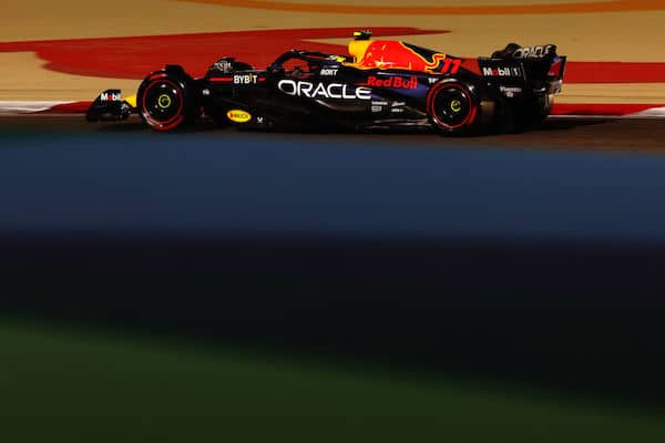 Draamaa aika-ajoissa: Leclerc seinään, Verstappen jäi ilman kierrosaikaa - Perez paalupaikalle Draamaa aika-ajoissa: Leclerc seinään, Verstappen jäi ilman kierrosaikaa – Perez paalupaikalle