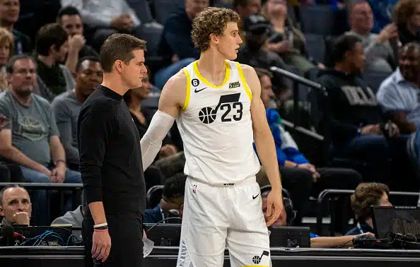 Lauri Markkanen yllätti valmentajansa - ”On mielenkiintoista nähdä hänet sotilasunivormussa” Lauri Markkanen yllätti valmentajansa – ”On mielenkiintoista nähdä hänet sotilasunivormussa”