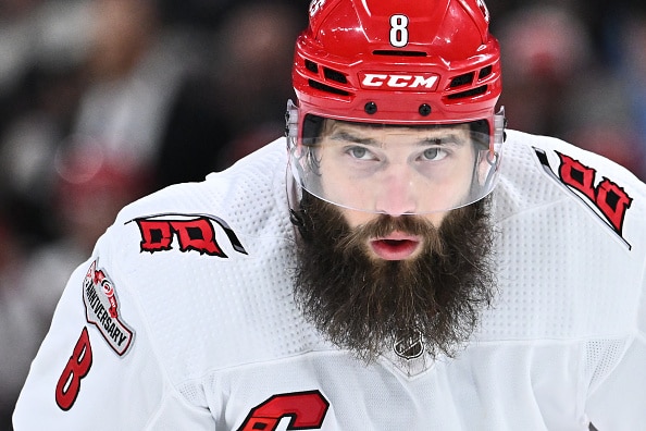 NHL-tähti yllätti: poseeraa peukut pystyssä SM-liigaseuran paita yllään