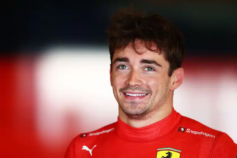 Charles Leclerc kolaroi nyt F1-auton ratissa