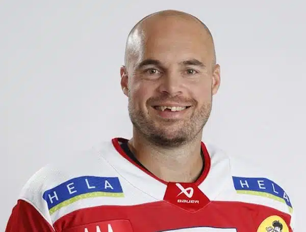 Ässien kapteeni Jesse Joensuu on ylpeä upeista äijistä: ”Aivan mahtavaa” Ässien kapteeni Jesse Joensuu on ylpeä upeista äijistä: ”Aivan mahtavaa”