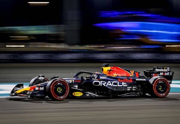 Max Verstappenin vastaus loksautti F1-pomon leuan – kertoo kaiken ylivoimasta