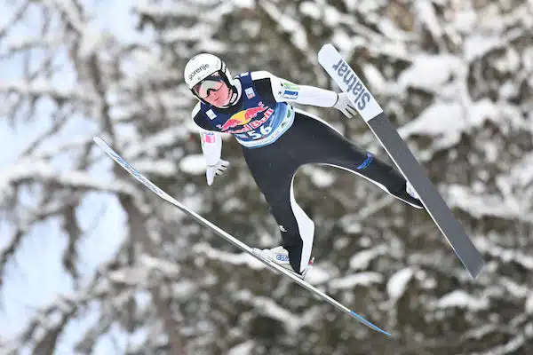 Nyt oli karmea onnettomuus MM-kisoissa – mäkihyppääjän mono irtosi siteestä kesken ilmalennon