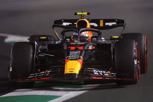 Red Bull teki kylmät Sergio Perezille - talli antoi Max Verstappenille eri ohjeet Red Bull teki kylmät Sergio Perezille – talli antoi Max Verstappenille eri ohjeet