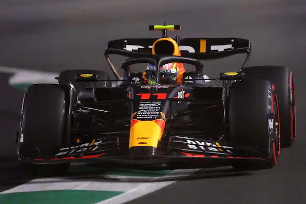 Red Bull teki kylmät Sergio Perezille - talli antoi Max Verstappenille eri ohjeet Red Bull teki kylmät Sergio Perezille – talli antoi Max Verstappenille eri ohjeet