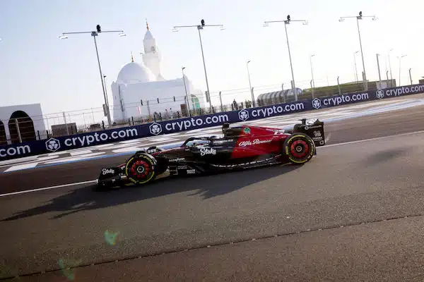 Fernando Alonso kiilasi Red Bullien väliin, Valtteri Bottaksella umpisurkeaa Fernando Alonso kiilasi Red Bullien väliin, Valtteri Bottaksella umpisurkeaa