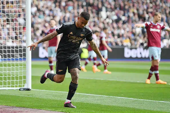 Arsenal suli karmealla tavalla - mestaruustaistelu tiivistyi Arsenal suli karmealla tavalla – mestaruustaistelu tiivistyi