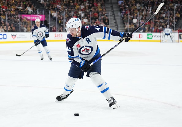 NHL-seuralle karmea takaisku – tähtipuolustaja loukkaantui yli 80 minuutin trillerissä