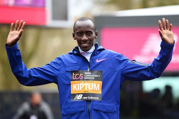 Kenialaisjuoksija tykitti maratonilla kautta aikain toiseksi kovimman ajan Kenialaisjuoksija tykitti maratonilla kautta aikain toiseksi kovimman ajan