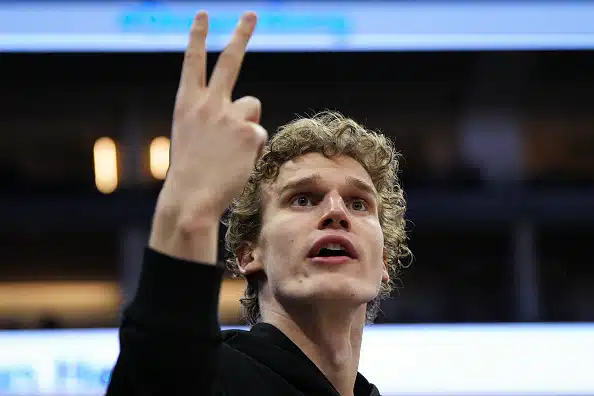 Lauri Markkanen hoiti kunniatehtävän siviilit yllään - pukeutuu seuraavaksi harmaisiin Lauri Markkanen hoiti kunniatehtävän siviilit yllään – pukeutuu seuraavaksi harmaisiin