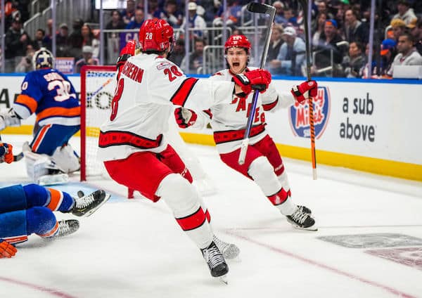 Sebastian Aho teki NHL-historiaa - Carolina todella lähellä jatkopaikkaa Sebastian Aho teki NHL-historiaa – Carolina todella lähellä jatkopaikkaa