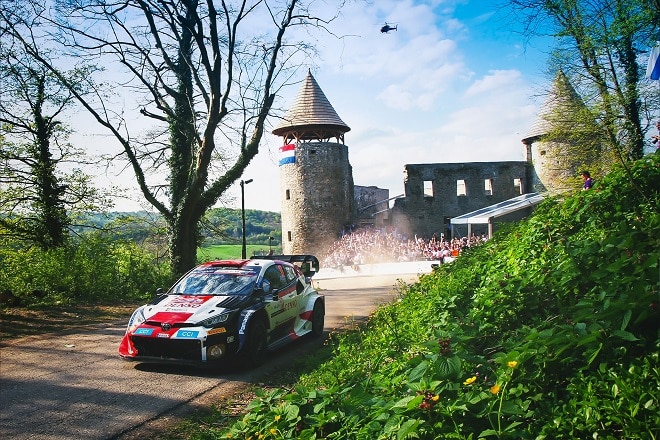 Sebastien Ogier nosti kädet ylös: ”Kalle ajaa hyvin” (ek18) Sebastien Ogier nosti kädet ylös: ”Kalle ajaa hyvin” (ek18)