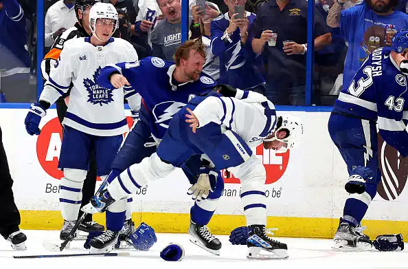 Steve Stamkos haki Auston Matthewsin tappeluun - Toronto teilasi Tampan jatkoerässä Steve Stamkos haki Auston Matthewsin tappeluun – Toronto teilasi Tampan jatkoerässä