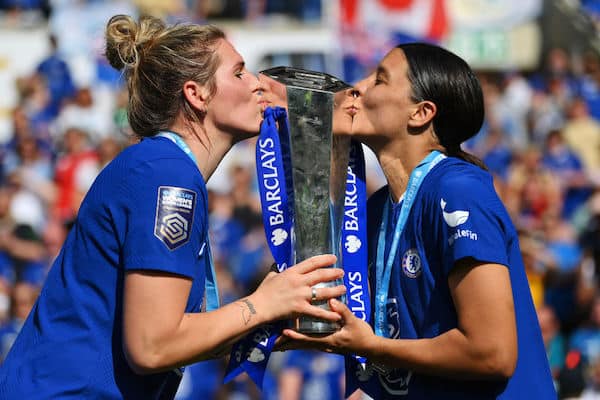 Chelsea juhlii jälleen jalkapallomestaruutta Chelsea juhlii jälleen jalkapallomestaruutta