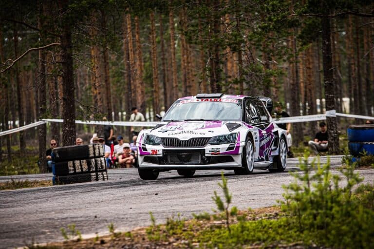 Yllättääkö lajilegenda nuoren mestarin? Rallisprint SM -sarjassa siirrytään asfaltille