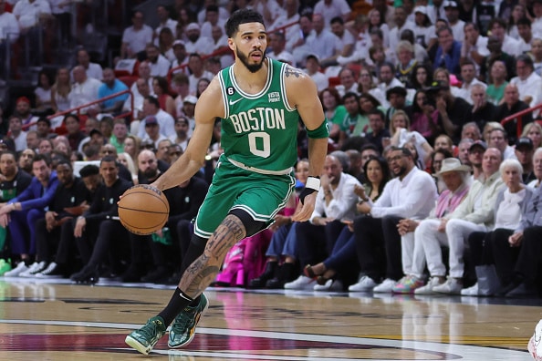 NBA:n toinen finalisti ei vielä ratkennut - siitä piti huolen tulikuuma pelimies NBA:n toinen finalisti ei vielä ratkennut – siitä piti huolen tulikuuma pelimies