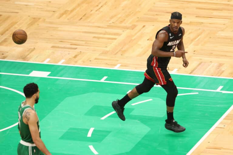 Historiallinen takaa-ajo kuivui kokoon NBA:ssa – yllätysjoukkue eteni finaaliin