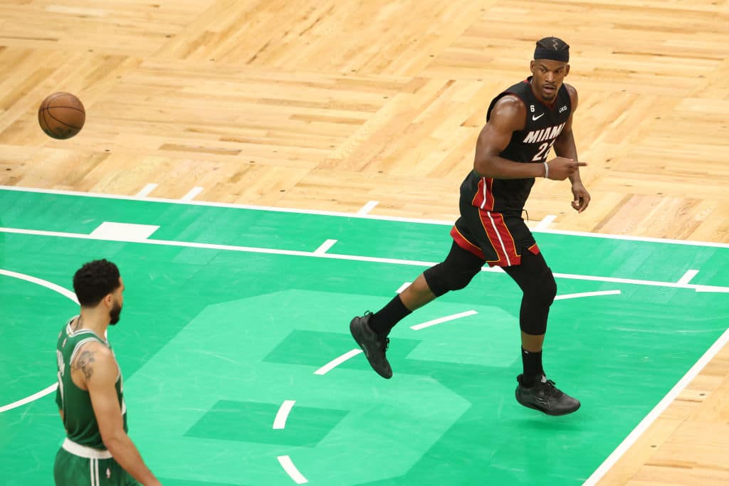 Historiallinen takaa-ajo kuivui kokoon NBA:ssa – yllätysjoukkue eteni finaaliin