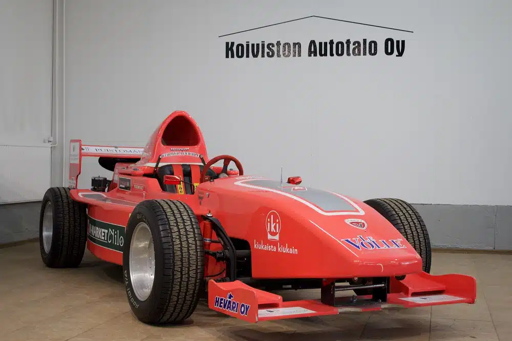 Jope Ruonansuu suunnitteli formula-auton jossa oli Elvis-meininkiä