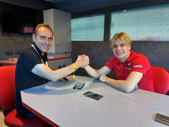 Mikä mahdollisuus: Suomalaiskuski palkattiin Ferrarin rattiin – ”Hänen potentiaalinsa teki vaikutuksen alan sisällä”