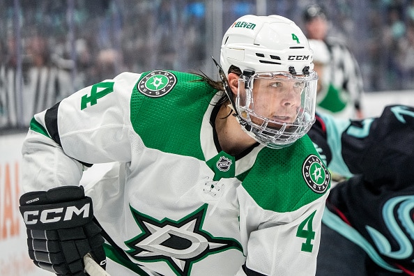 Miro Heiskanen urakoi jättimäisen peliajan akvaario päässään Miro Heiskanen urakoi jättimäisen peliajan akvaario päässään
