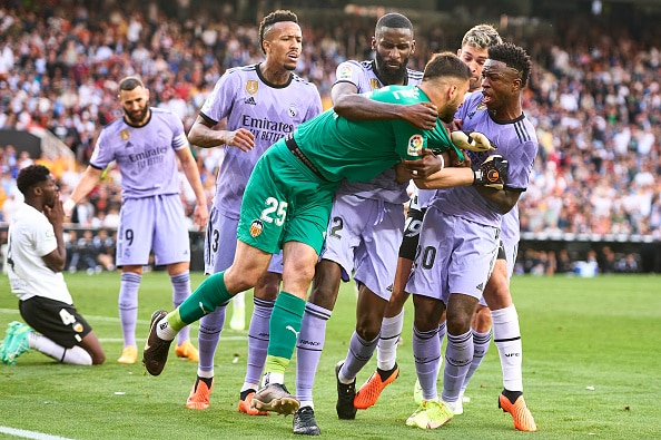 Real Madridin supertähti pimahti täysin - nyrkit heiluivat hurjassa torikokouksessa Real Madridin supertähti pimahti täysin – nyrkit heiluivat hurjassa torikokouksessa