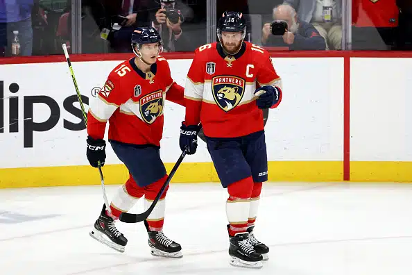 Barkov ja Lundell laittoivat kiekkoa pömpeliin