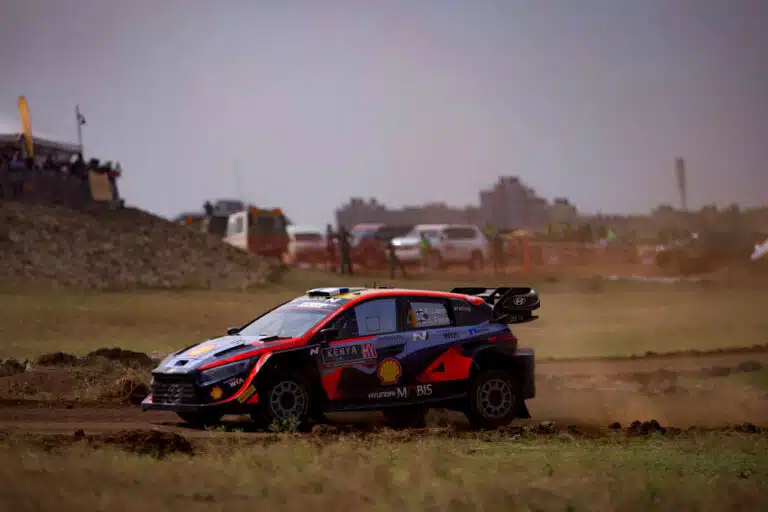 Suomalaiskuski pahoissa ongelmissa Safari-rallissa – ”Nyt se on täysin rikki”