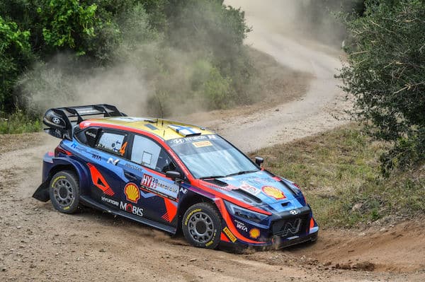 EK15: Esapekka Lappi ja Kalle Rovanperä nousemassa palkintokorokkeelle, Lappi ei saa ajaa voitosta EK15: Esapekka Lappi ja Kalle Rovanperä nousemassa palkintokorokkeelle, Lappi ei saa ajaa voitosta