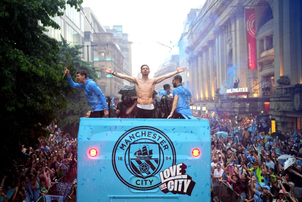 Manchester Cityn mestaruusjuhlat sujuivat kosteissa merkeissä – juomalaskulla posketon hinta Manchester Cityn mestaruusjuhlat sujuivat kosteissa merkeissä – juomalaskulla posketon hinta