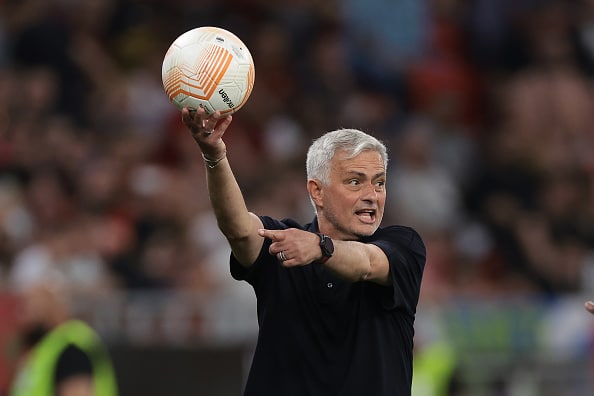 Jose Mourinho sai jälleen toimitsijakieltoa ja jättisakot Jose Mourinho sai jälleen toimitsijakieltoa ja jättisakot