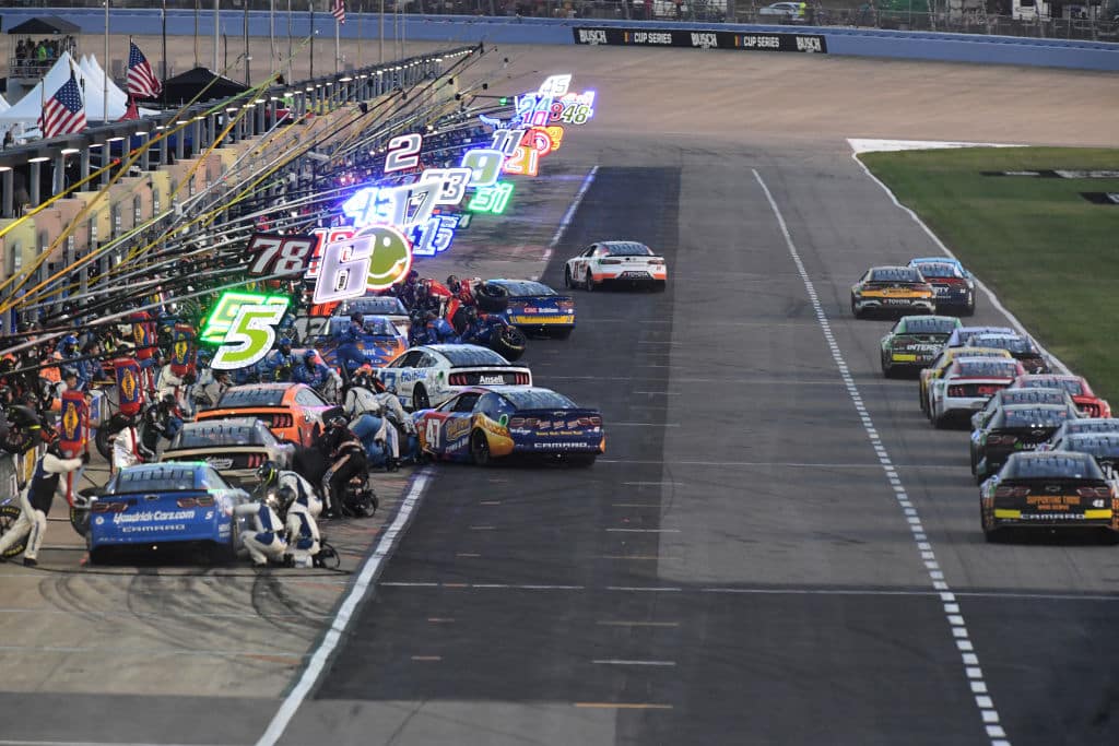 NASCAR-mestarin valtava tragedia – appivanhemmat ja sukulaislapsi kokivat karmean kuoleman NASCAR-mestarin valtava tragedia – appivanhemmat ja sukulaislapsi kokivat karmean kuoleman