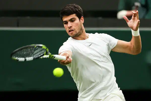 Carlos Alcaraz kohtaa Novak Djokovicin Wimbledonin tennisfinaalissa – häpeältä säästyttiin