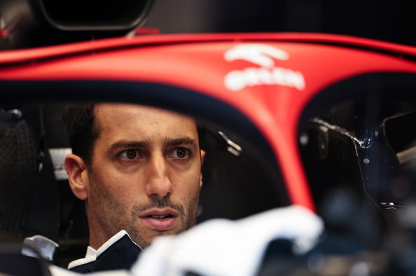 Daniel Ricciardo pesi Sebastian Vettelin ja ajautui hylkiöksi Daniel Ricciardo pesi Sebastian Vettelin ja ajautui hylkiöksi