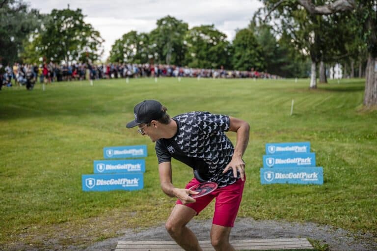 Frisbeegolfissa tiukka kisapäivä – suomalaiset yhä hyvissä asemissa